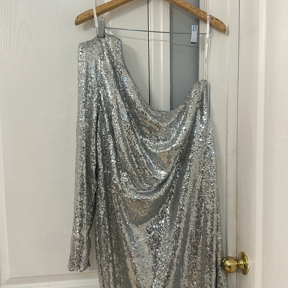 Eloquii | Strong Shoulder Sequin Dress With Slit - Picture 4 of 7